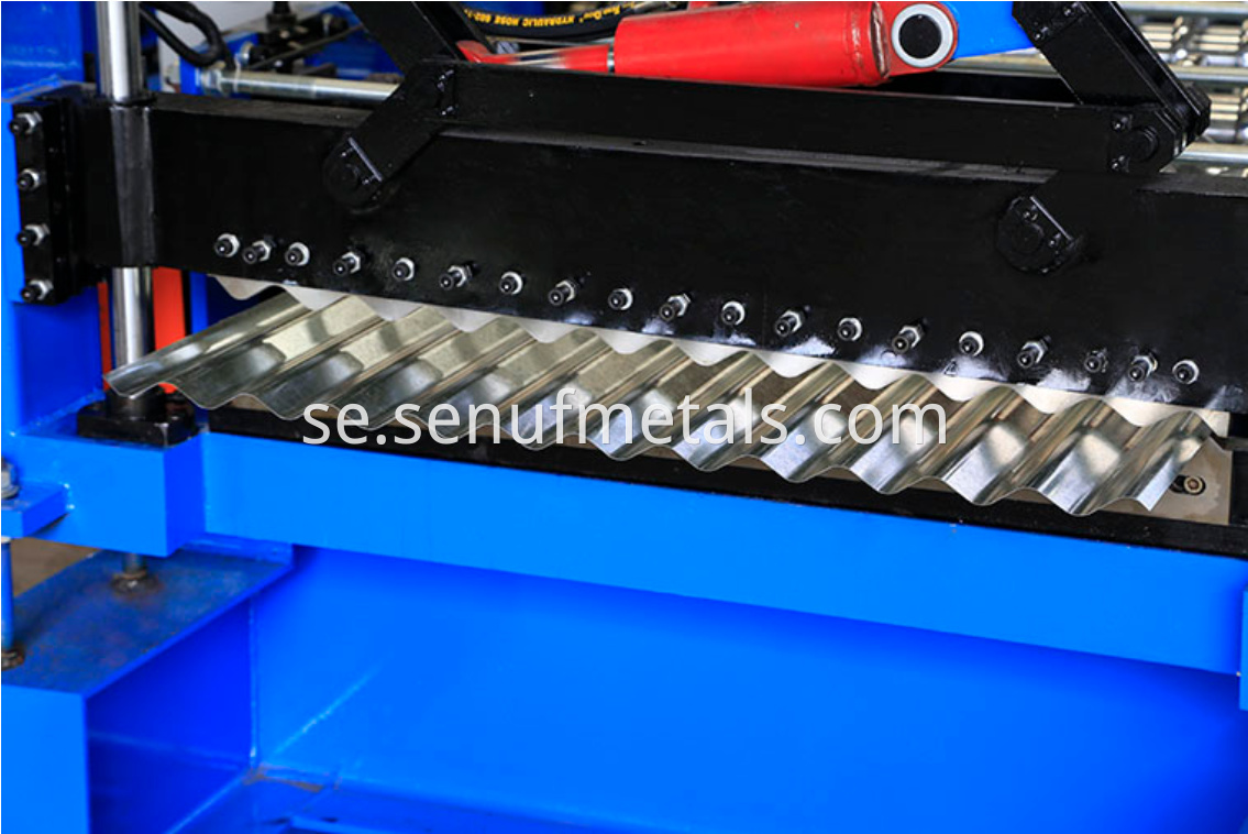 Corrugated roof sheet forming machine post cut